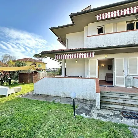 Golden Luxe - Private Garden Next The Sea Марина-ди-Пьетрасанта