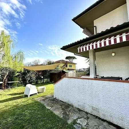 Semesterbostad Private Garden Next The Sea Marina di Pietrasanta